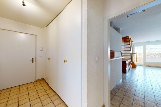 halle / korridor mit natürliches licht und fliesenboden