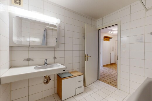salle de bains avec sol en carrelage, ventilation, mur en carrelage, et miroir