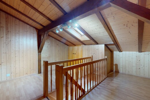 espace intérieur avec plafond à poutres, plafond en bois, plafond voûté, et sol en finition bois