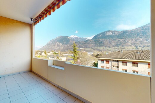 balcon avec vue sur la montagne et balcon