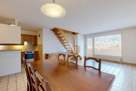 salle à manger avec lumière naturelle, sol en carrelage, escaliers, et cloison sèche