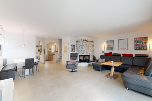 wohn- / esszimmer mit kamin, gewölbte gehwege, und fliesenboden