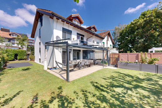 außenansicht mit rasen, terrasse, pergola, und zaun