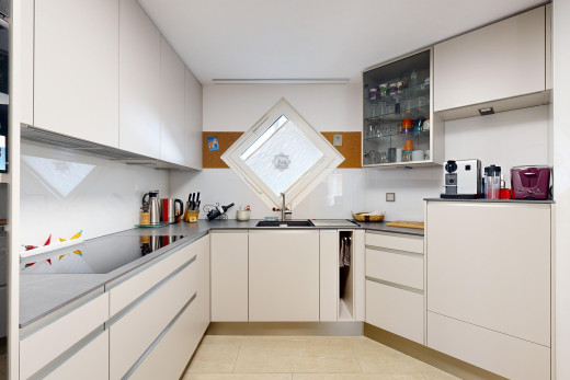 küche mit fliesenboden, waschbecken, herd, und weiße schränke