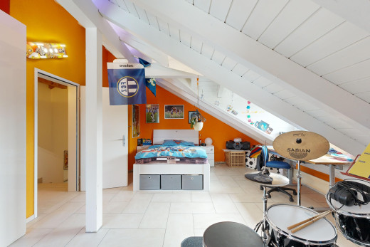 zimmer / schlafzimmer mit fliesenboden und dachschräge