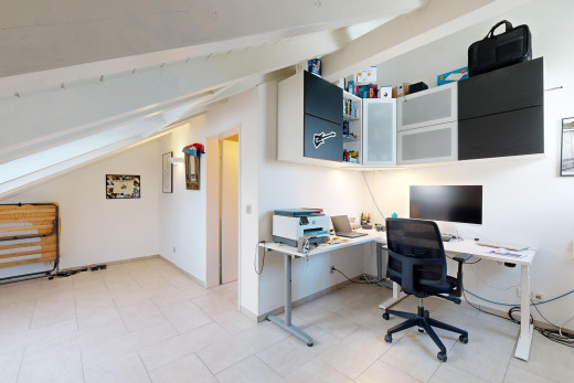 büro mit fliesenboden und fernseher