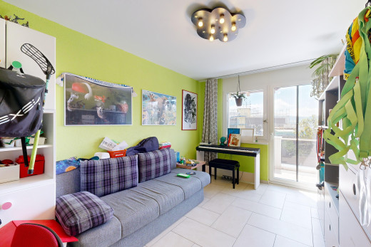 wohnzimmer mit fliesenboden, natürliches licht, und bemerkenswerter kronleuchter