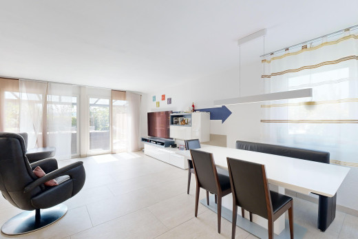 wohn- / esszimmer mit fliesenboden, natürliches licht, und fernseher