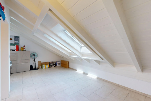 innenraum mit fliesenboden, balkendecke, dachschräge, und dachfenster