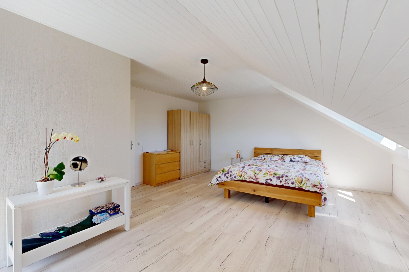 zimmer / schlafzimmer mit holzfußboden, wood finish floor, dachschräge, vaulted ceiling, und holzdecke