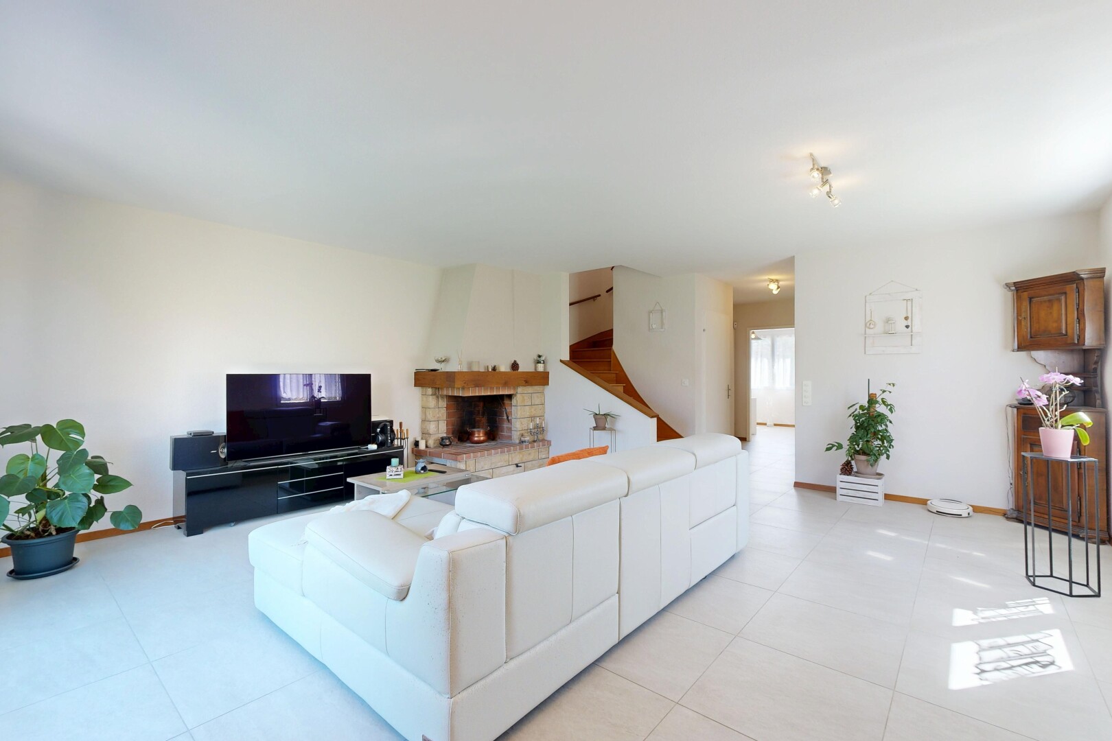 wohnzimmer mit inside property, fernseher, gipskartonwand, drywall, und light floor