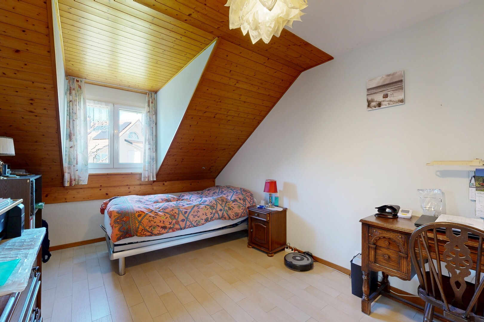 zimmer / schlafzimmer mit wood finish floor, holzfußboden, inside property, natural light, und natürliches licht