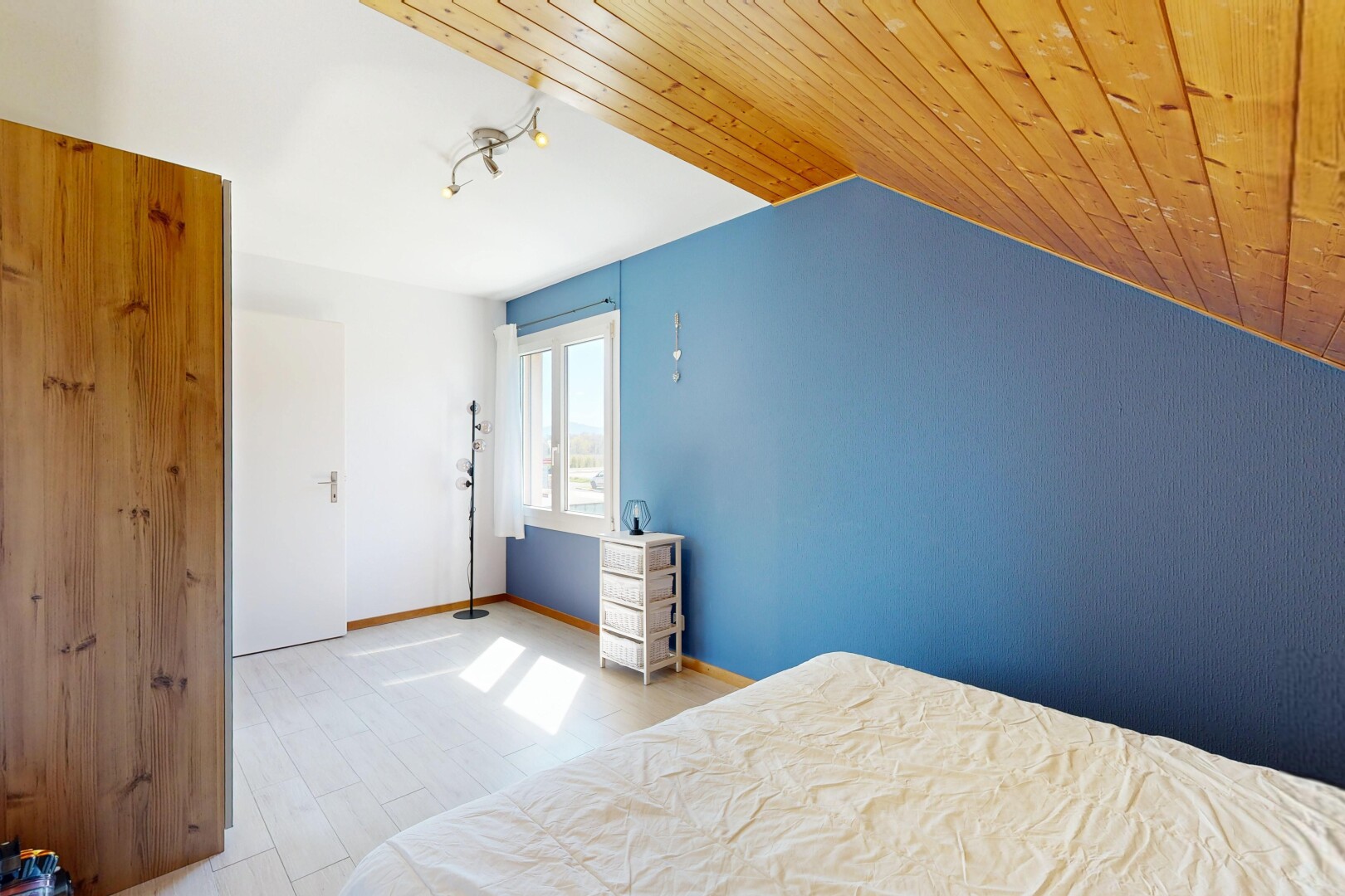 zimmer / schlafzimmer mit vaulted ceiling, dachschräge, wood ceiling, holzdecke, und inside property