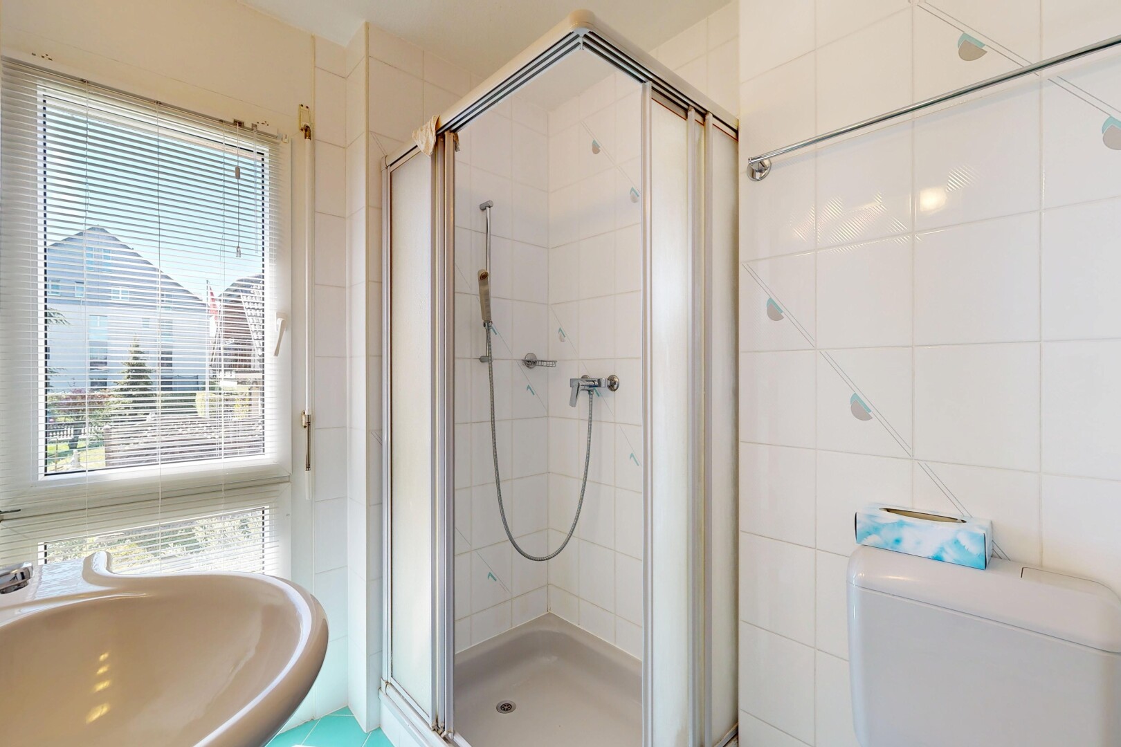 bad mit toilette, natural light, natürliches licht, dusche, und komplettes badezimmer