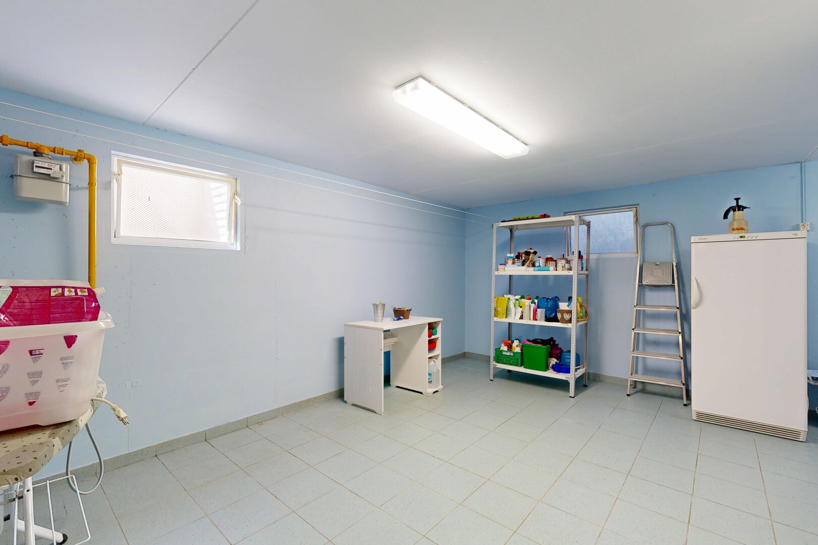 zimmer / schlafzimmer mit light floor, inside property, keller, drywall, und gipskartonwand
