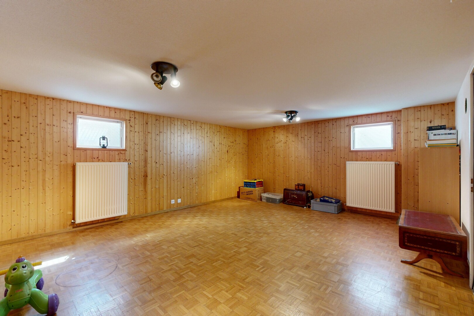 leerer raum mit kühler, inside property, holzfußboden, wood finish floor, und parquet floor