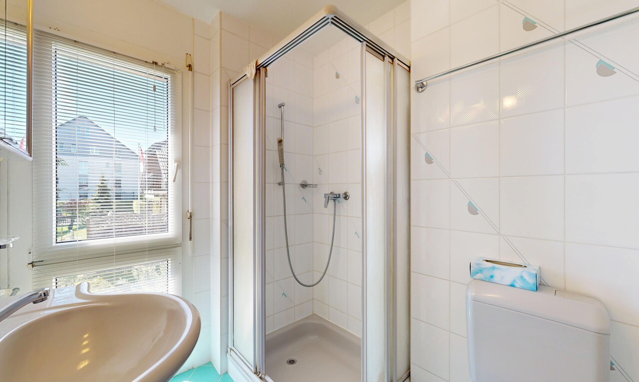 bad mit toilette, natural light, natürliches licht, dusche, und komplettes badezimmer