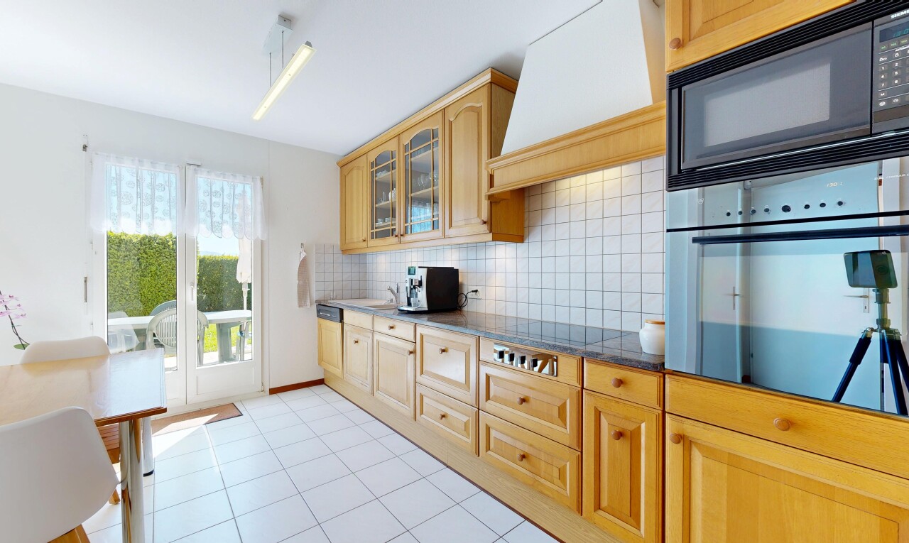 küche mit bogenförmige schränke, arched cabinets, mikrowelle, dark countertops, und ofen