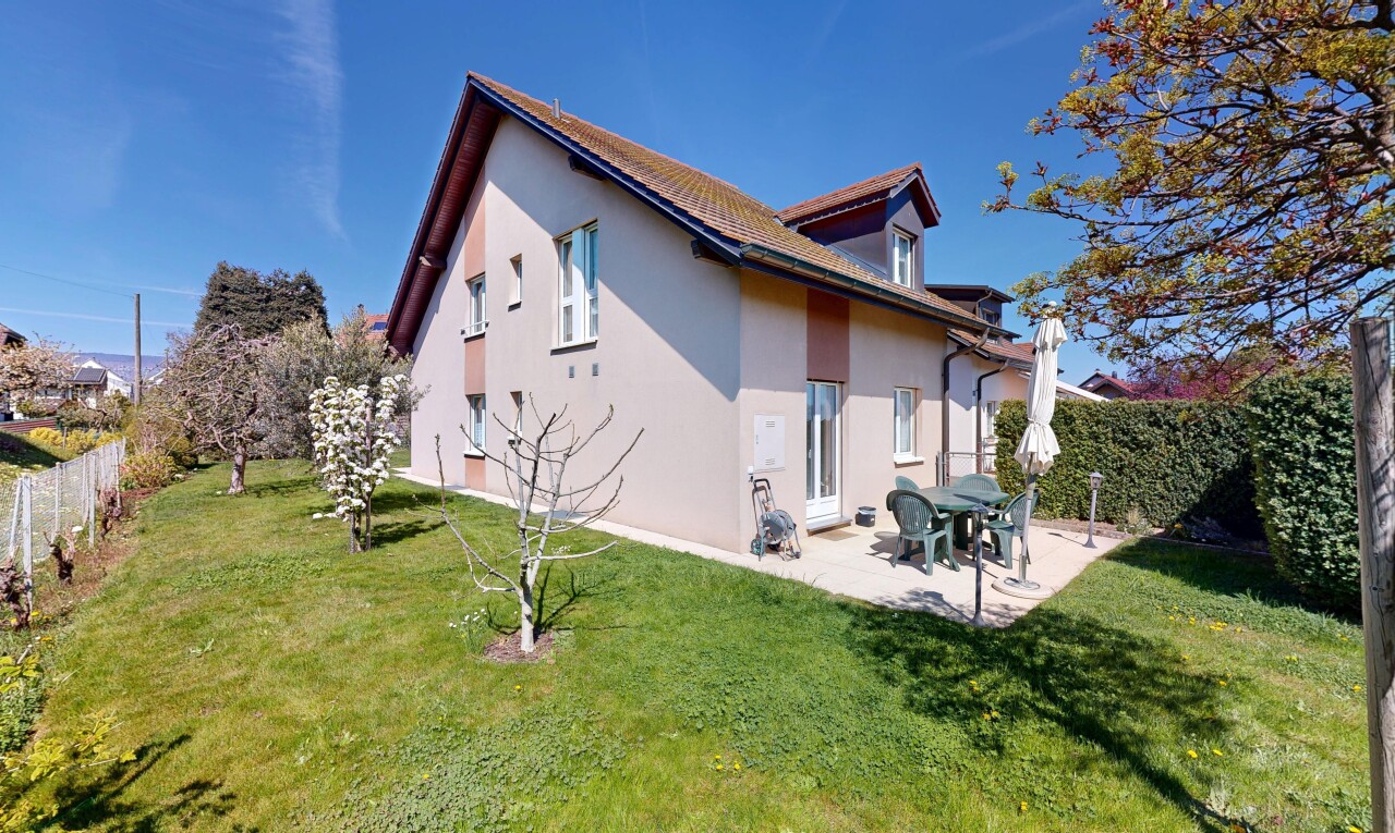 außenansicht mit property visible, rasen, terrasse, zaun, und stuckverkleidung