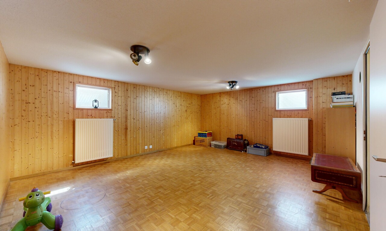leerer raum mit kühler, inside property, holzfußboden, wood finish floor, und parquet floor