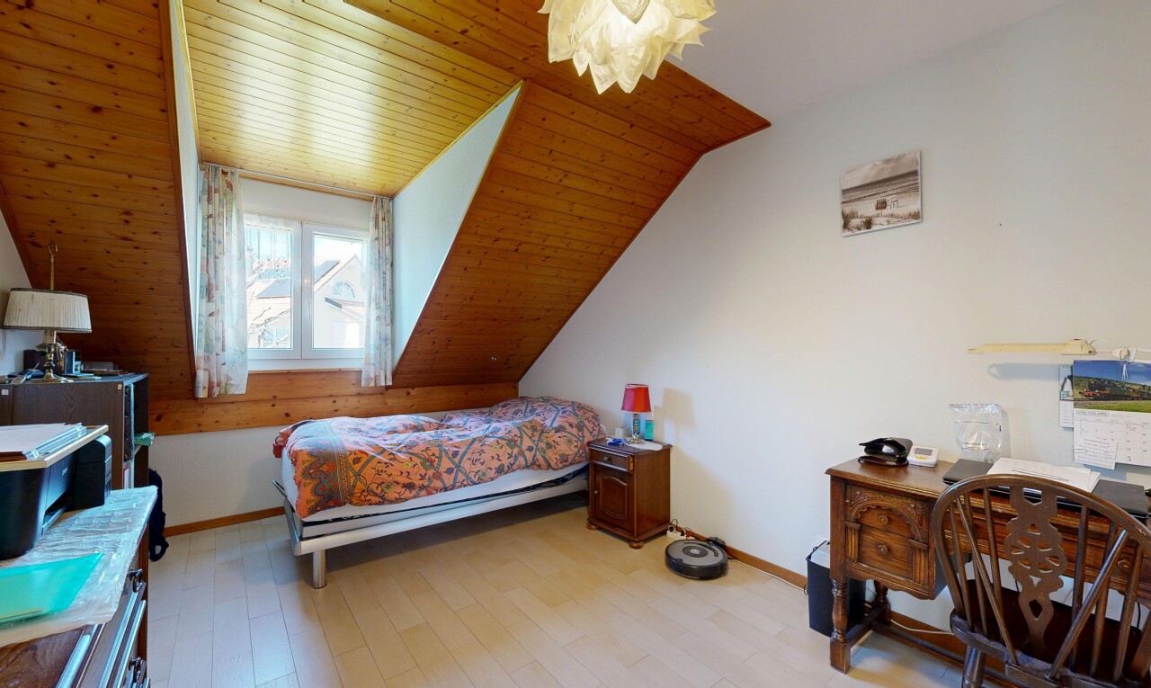 zimmer / schlafzimmer mit wood finish floor, holzfußboden, inside property, natural light, und natürliches licht