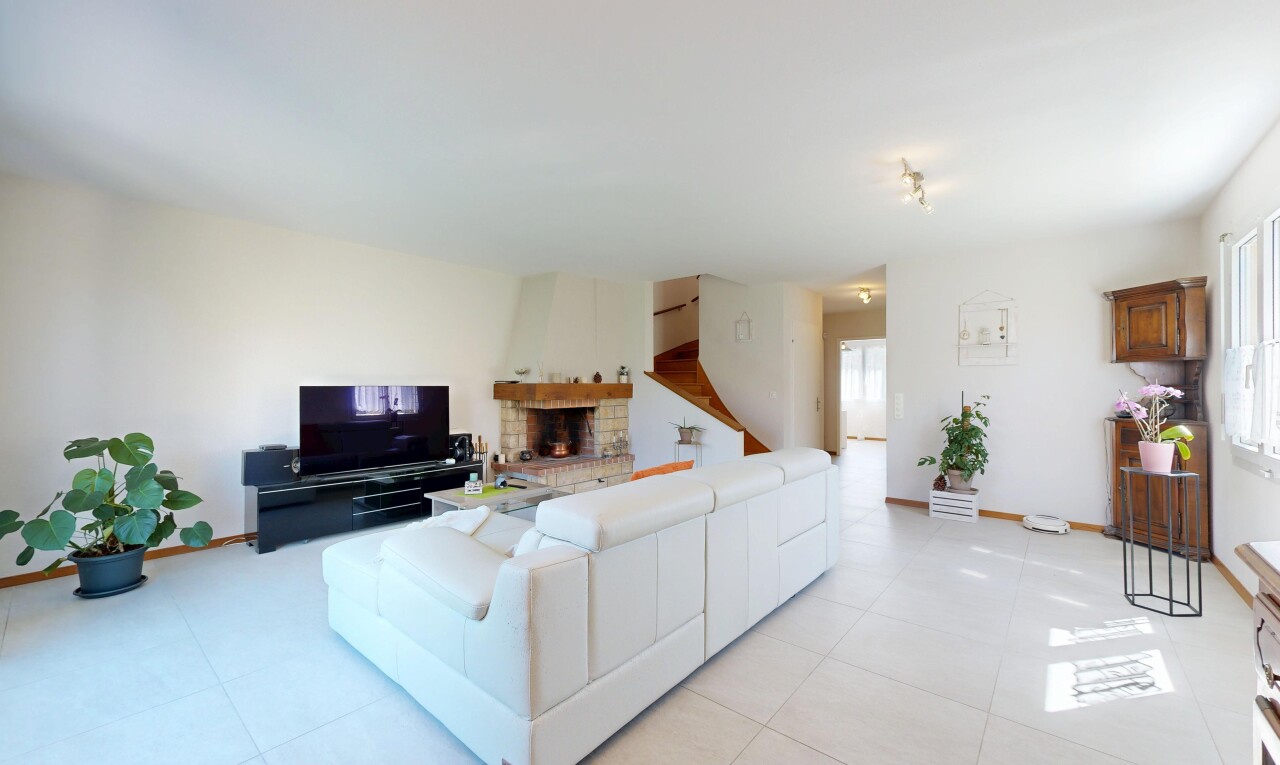 wohnzimmer mit inside property, fernseher, gipskartonwand, drywall, und light floor
