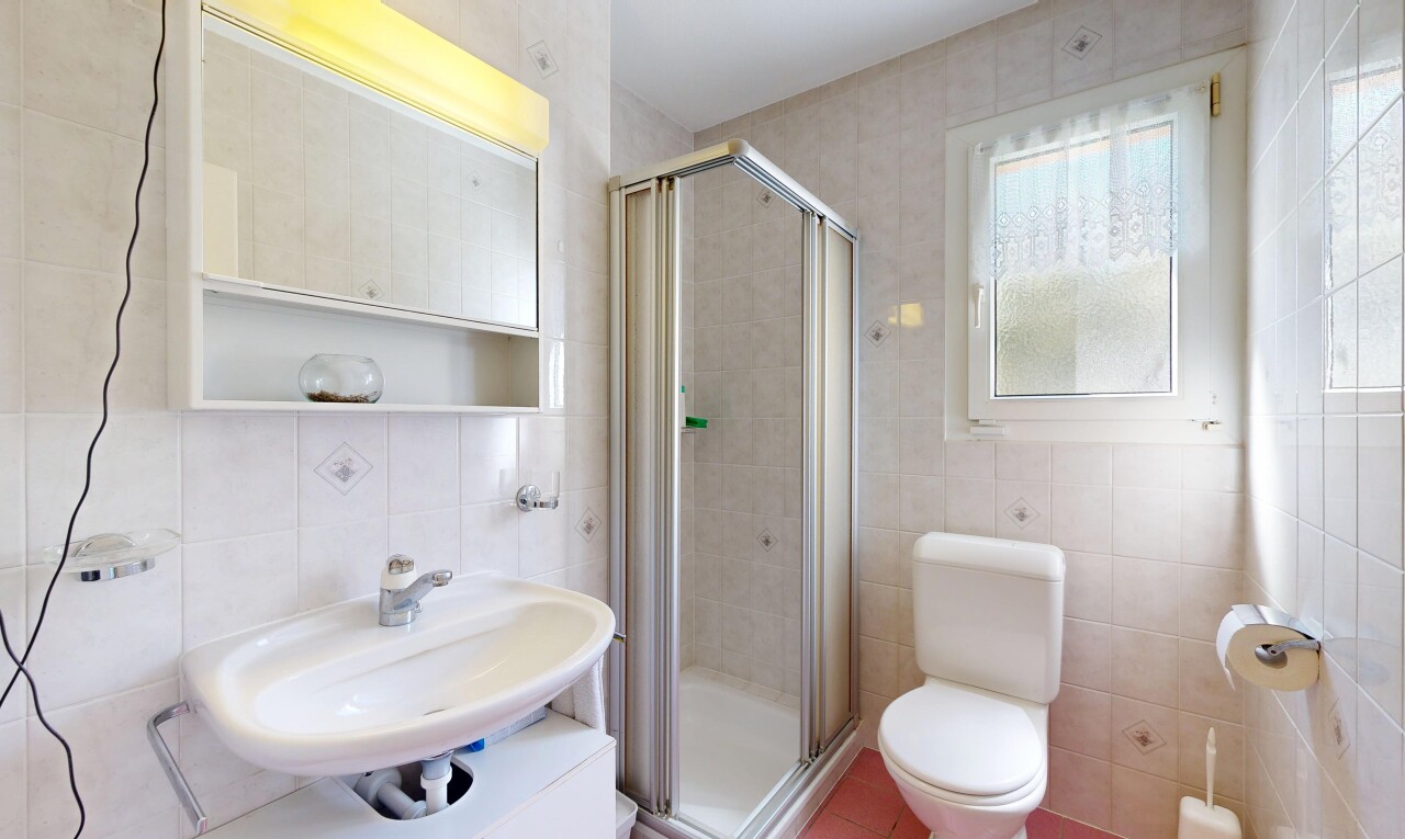 bad mit fliesenwand, tile wall, dusche, komplettes badezimmer, und toilette