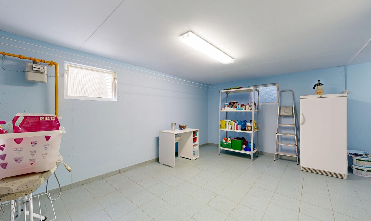 zimmer / schlafzimmer mit light floor, inside property, keller, drywall, und gipskartonwand