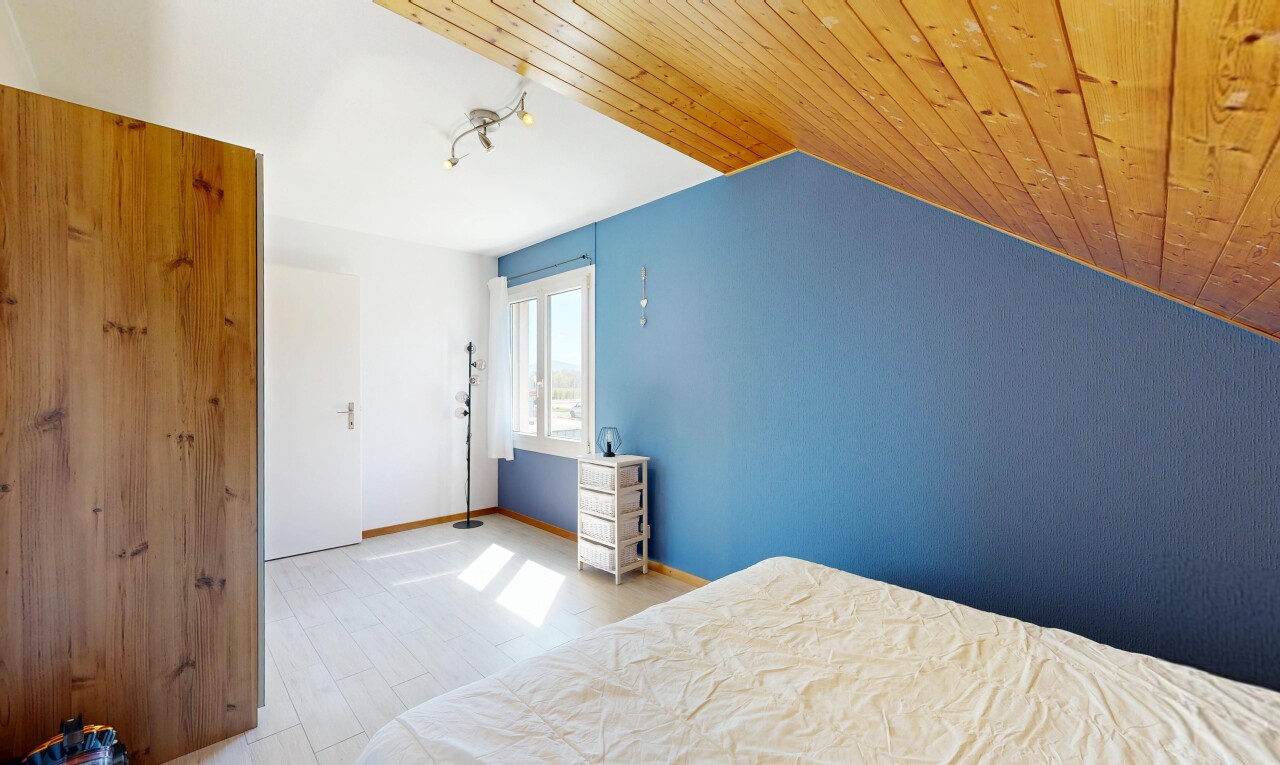 zimmer / schlafzimmer mit vaulted ceiling, dachschräge, wood ceiling, holzdecke, und inside property