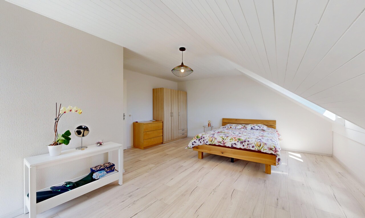zimmer / schlafzimmer mit holzfußboden, wood finish floor, dachschräge, vaulted ceiling, und holzdecke
