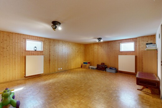 pièce vide avec radiateur, inside property, sol en finition bois, wood finish floor, et parquet floor