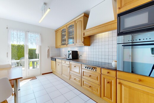 cuisine avec armoires en arc, arched cabinets, micro-ondes, dark countertops, et four