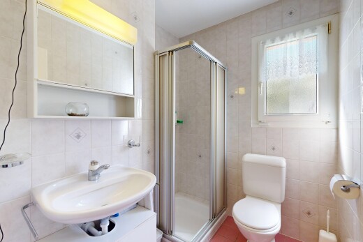 salle de bains avec mur en carrelage, tile wall, douche, salle de bain complète, et toilette