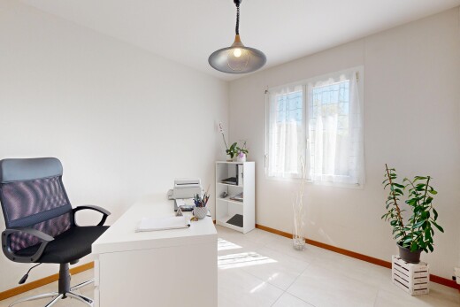 bureau avec espace bureau, plinthes murales, baseboards wall, cloison sèche, et drywall