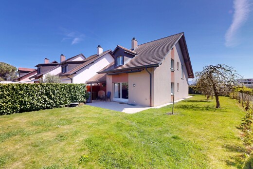 façade avec clôture, from property, bardage en stuc, pelouse, et cheminée