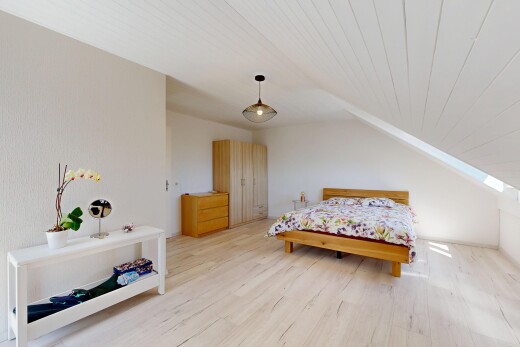 chambre avec sol en finition bois, wood finish floor, plafond voûté, vaulted ceiling, et plafond en bois