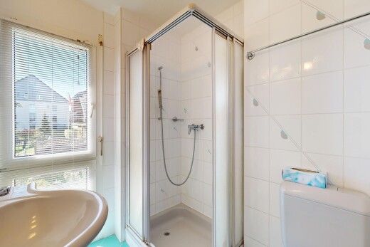 salle de bains avec toilette, natural light, lumière naturelle, douche, et salle de bain complète