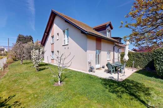 façade avec property visible, pelouse, terrasse, clôture, et bardage en stuc