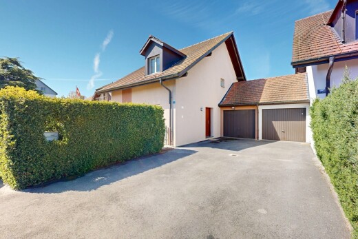 façade avec bardage en stuc, property visible, day time, allée, et garage attaché