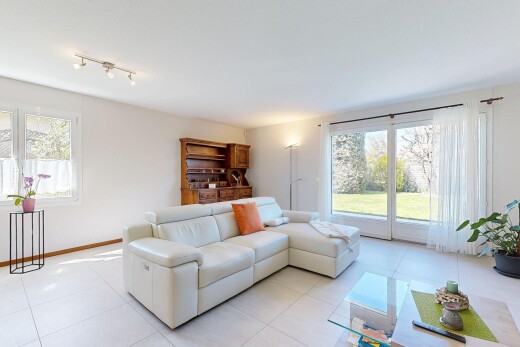 salon avec inside property, drywall, cloison sèche, natural light, et lumière naturelle