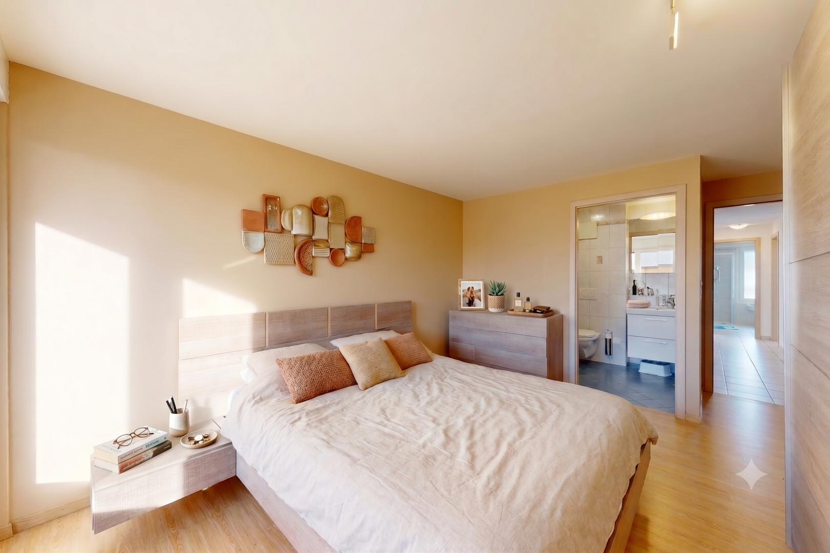 chambre avec drywall, cloison sèche, wood finish floor, sol en finition bois, et inside property
