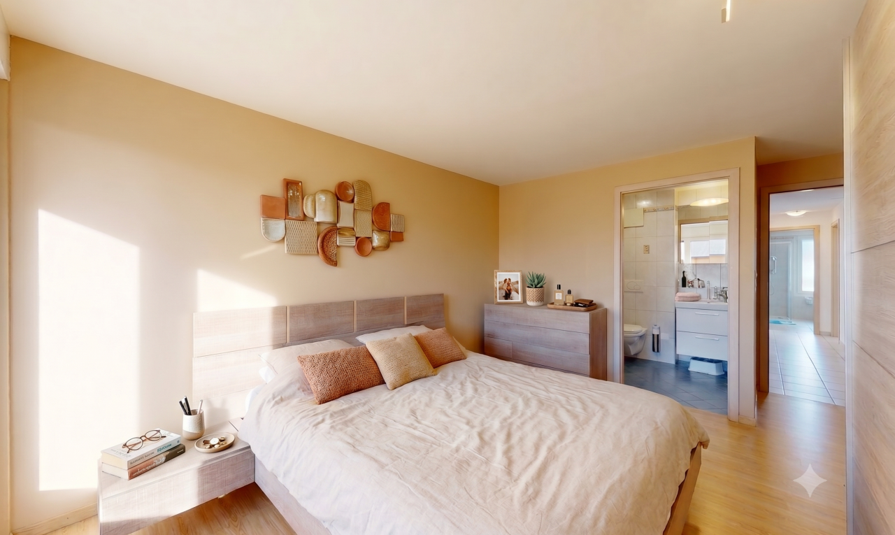 chambre avec drywall, cloison sèche, wood finish floor, sol en finition bois, et inside property