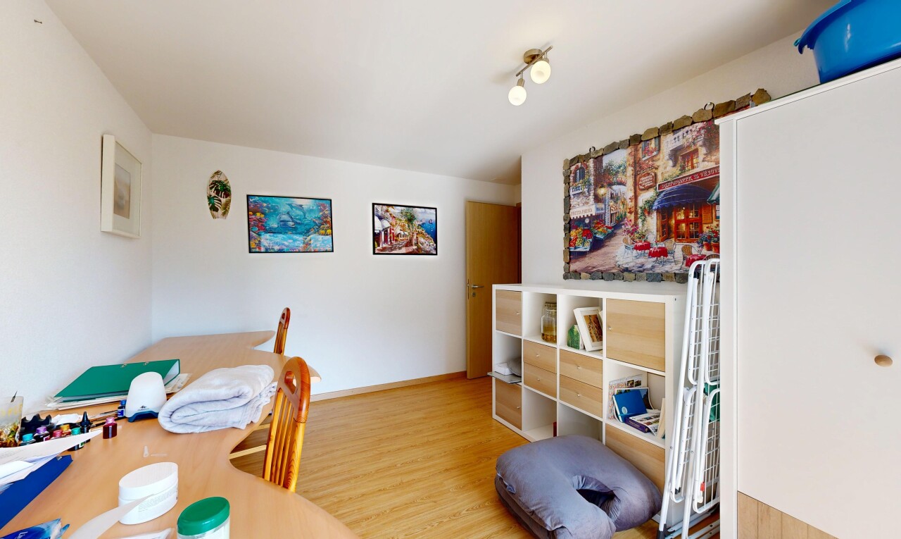 chambre avec drywall, cloison sèche, wood finish floor, sol en finition bois, et inside property