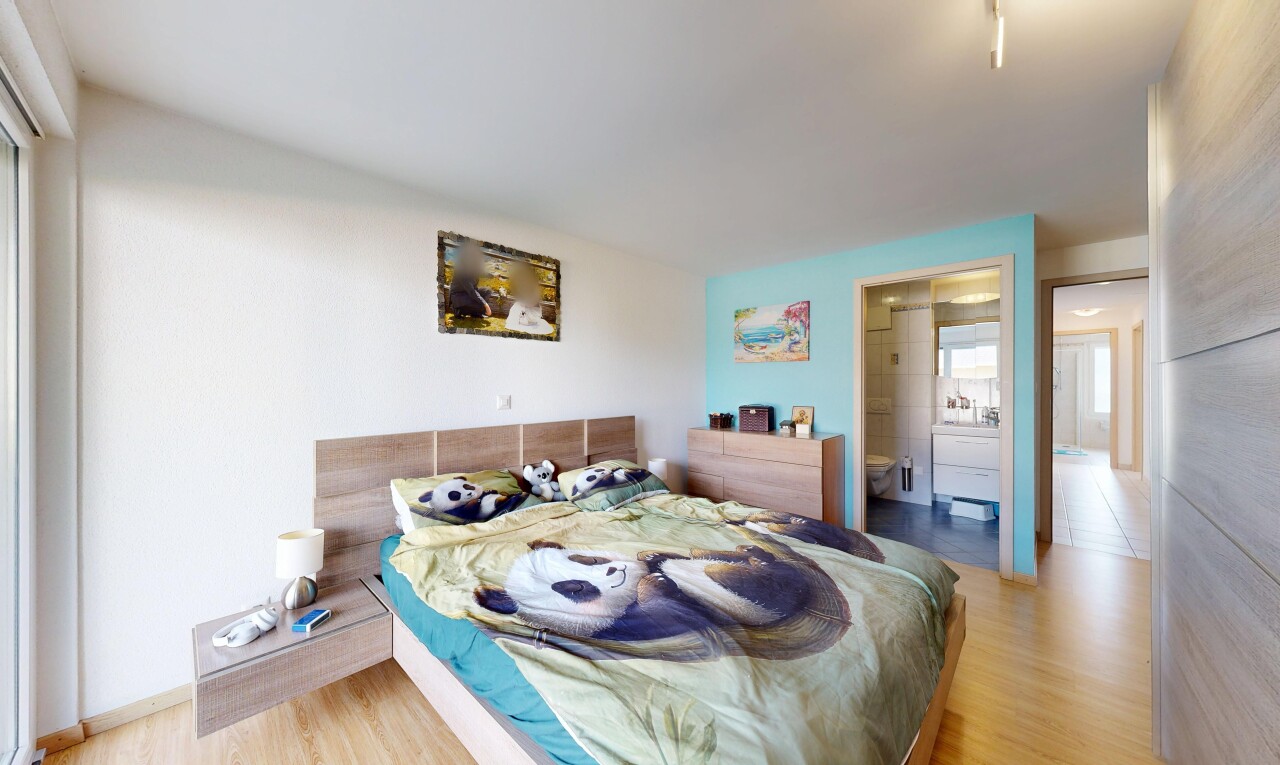 chambre avec drywall, cloison sèche, wood finish floor, sol en finition bois, et inside property