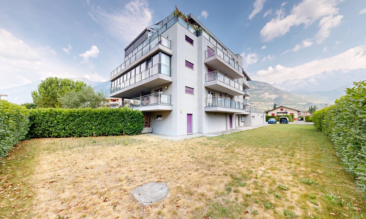 extérieur du bâtiment avec vue sur la montagne, mountain view, et day time