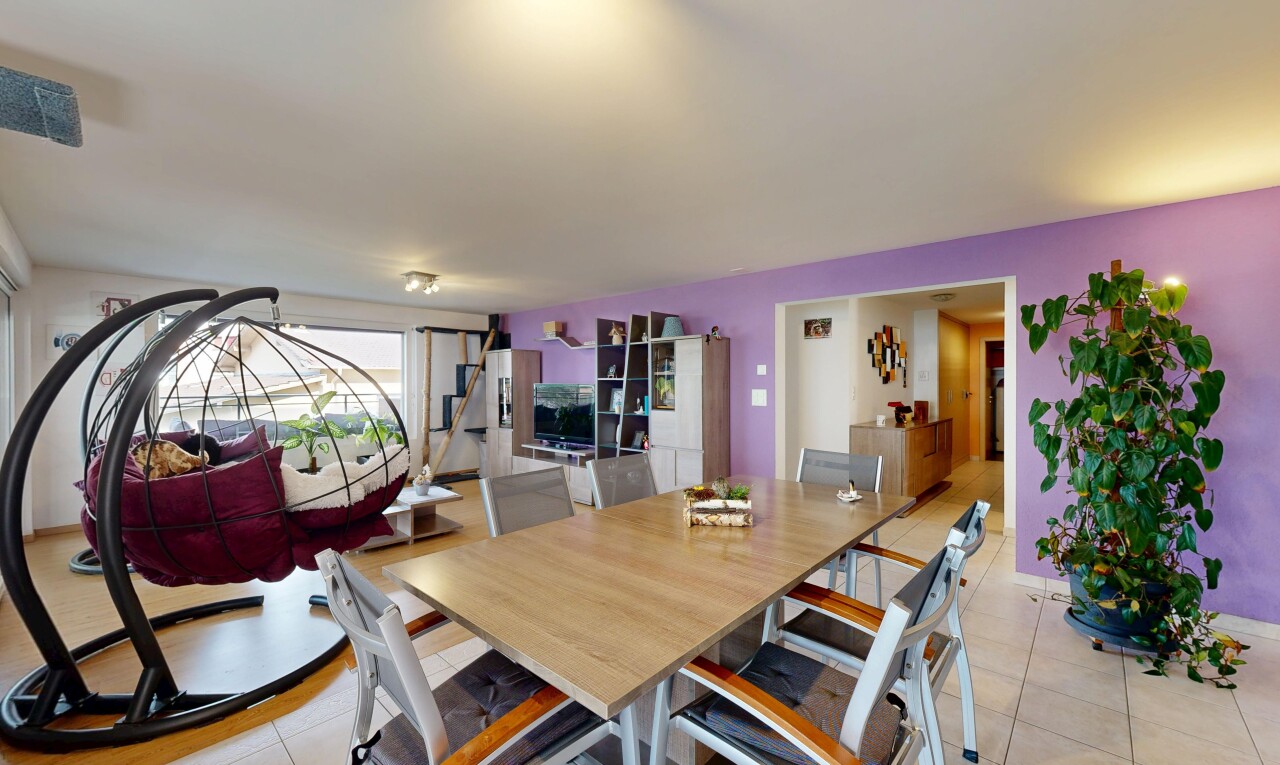 salle à manger avec drywall, cloison sèche, tile floor, sol en carrelage, et télévision