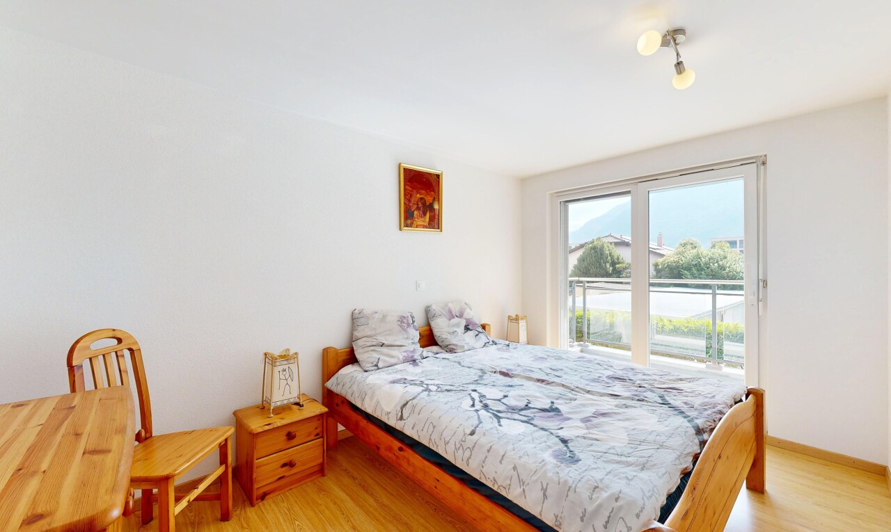 chambre avec drywall, cloison sèche, wood finish floor, sol en finition bois, et inside property