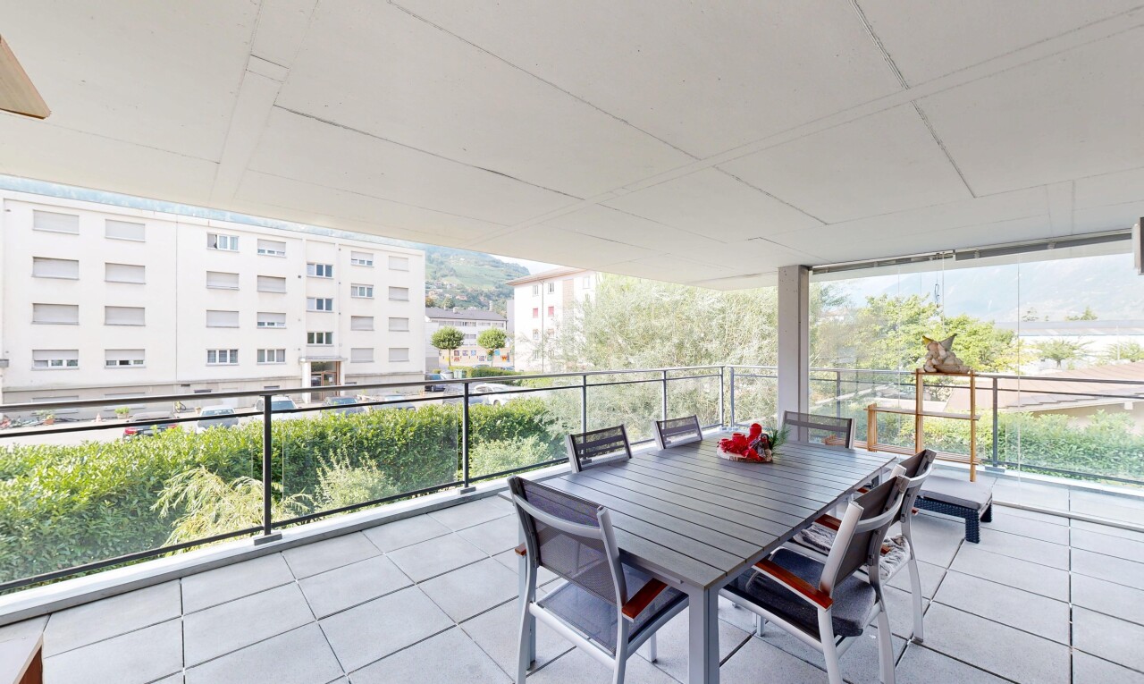 terrasse avec terrasse, coin repas extérieur, apartment complex view, view focus, et from property