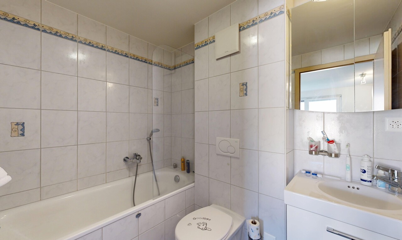 salle de bains avec tile wall, mur en carrelage, salle de bain complète, miroir, et lavabo (ou coiffeuse selon le contexte)