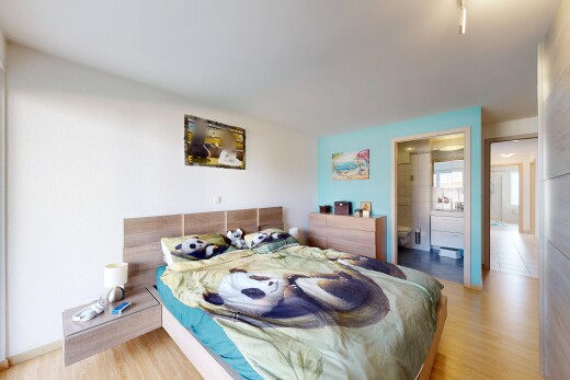 chambre avec drywall, cloison sèche, wood finish floor, sol en finition bois, et inside property